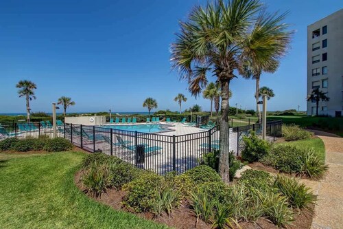 Surf & Racquet Club C102 - Pool!