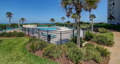 Surf & Racquet Club C102 - Pool!