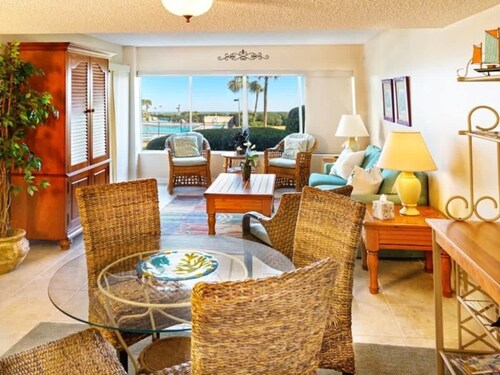 Surf & Racquet Club C102