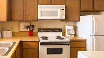 Een koelkast, een magnetron, een oven, een vaatwasser