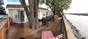 Outdoor dining - Deluxe "Sunset" Vacation rental in private marina on the California Delta (Stockton)