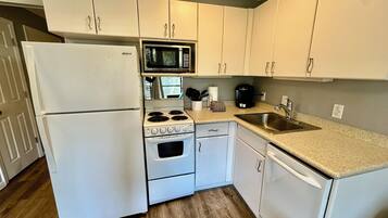 Een koelkast, een magnetron, een oven, een kookplaat