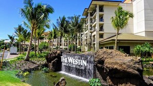 The Westin Maui Ocean Villas con cascata, palme e piscina.
