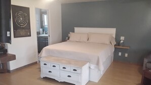 Un dormitorio con cama, mesita de noche y cómoda.