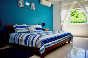 1 dormitorio, tabla de planchar con plancha, wifi y ropa de cama