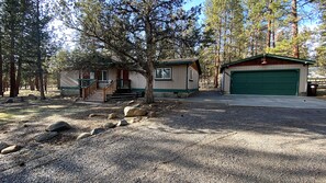 Exterior - Bellinger Cabin, Wooded getaway near Sisters, Central Oregon (Sisters)