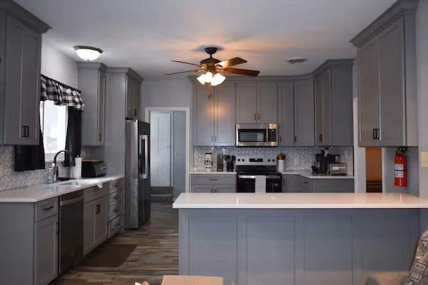 Kylskåp, mikrovågsugn, ugn och spishäll