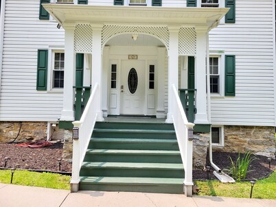 Happy Valley retreat - whole house, large living room, EV charger