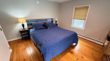 5 bedrooms, desk, WiFi (free), bed sheets