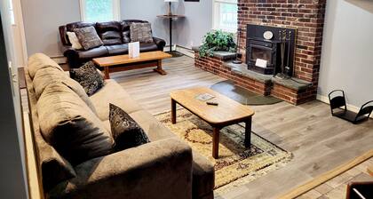 Happy Valley retreat - whole house, large living room, EV charger