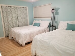 2 bedrooms, iron/ironing board, travel crib, WiFi - Gorgeous 2 BR/2.5 BA! 5 min walk to the beach access! Pool! (Destin)