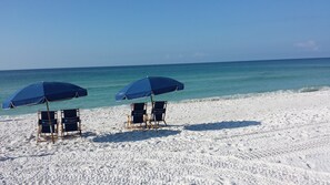Beach nearby, sun loungers - Gorgeous 2 BR/2.5 BA! 5 min walk to the beach access! Pool! (Destin)
