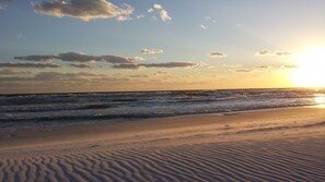 Una spiaggia nelle vicinanze, lettini da mare
