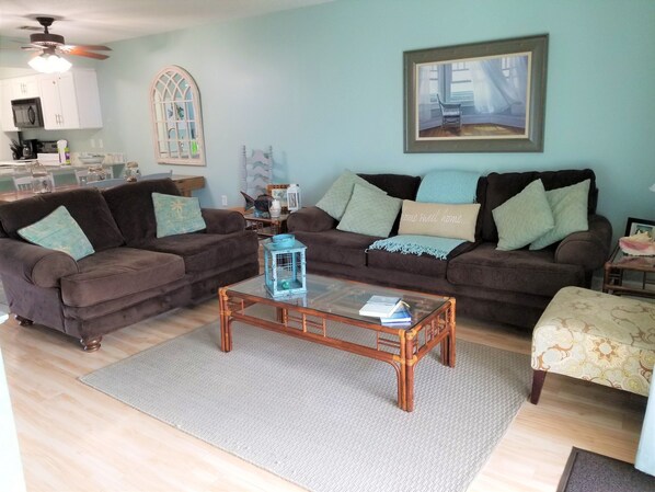 Smart TV, DVD player, books, video library - Gorgeous 2 BR/2.5 BA! 5 min walk to the beach access! Pool! (Destin)