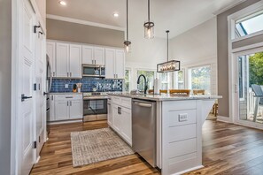 Fridge, oven, stovetop, dishwasher