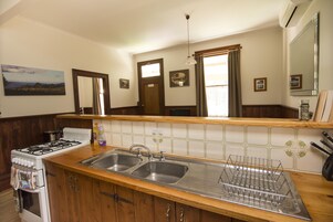 Refrigerador con freezer, microondas, horno, placa de cocina