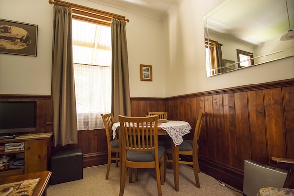 Cottage Familial, 2 chambres | Coin séjour | Télévision à écran plat, lecteur de DVD