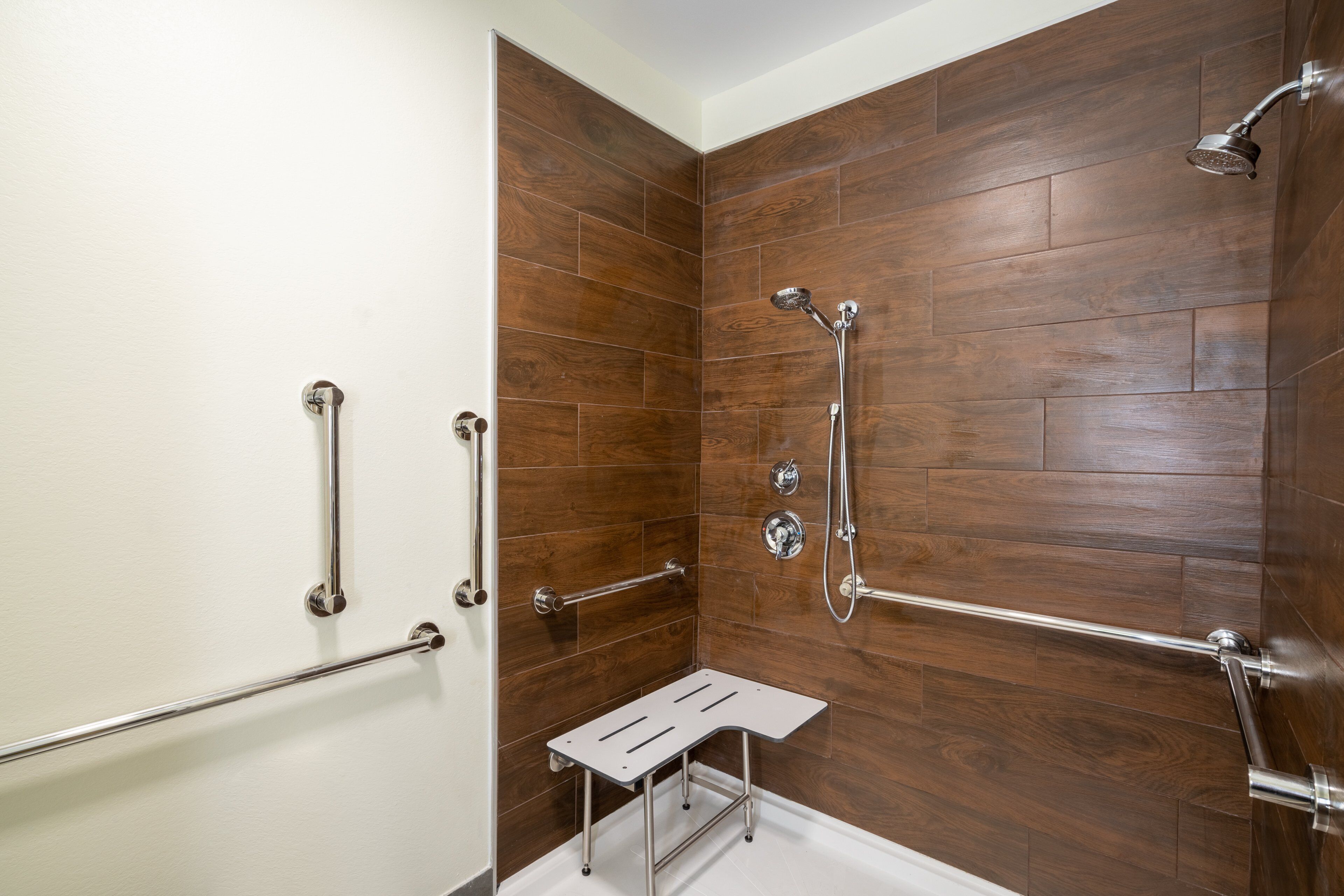 suite, 1 king bed, accessible (comm, mob) | bathroom | free toiletries, hair dryer, towels