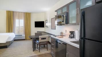 Full-size fridge, microwave, dishwasher, coffee/tea maker