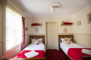 2 Bedroom Cottage | 2 bedrooms, individually decorated, individually furnished, desk