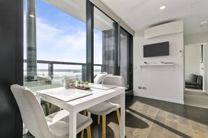 Romantic Apartment, 1 Queen Bed, Harbour View | In-room dining - Sun Kissed Apartment (Auckland)