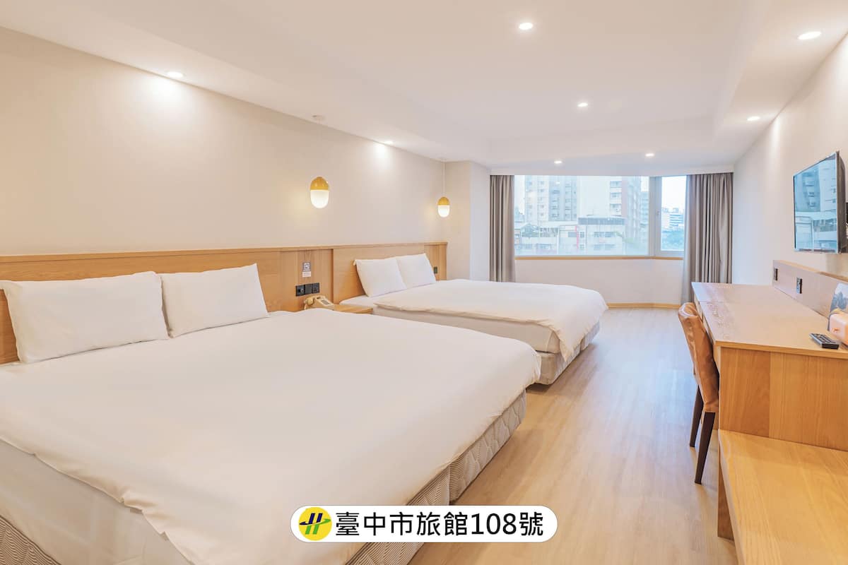 Deluxe Quadruple Room | Desk, laptop workspace, soundproofing, WiFi (free)