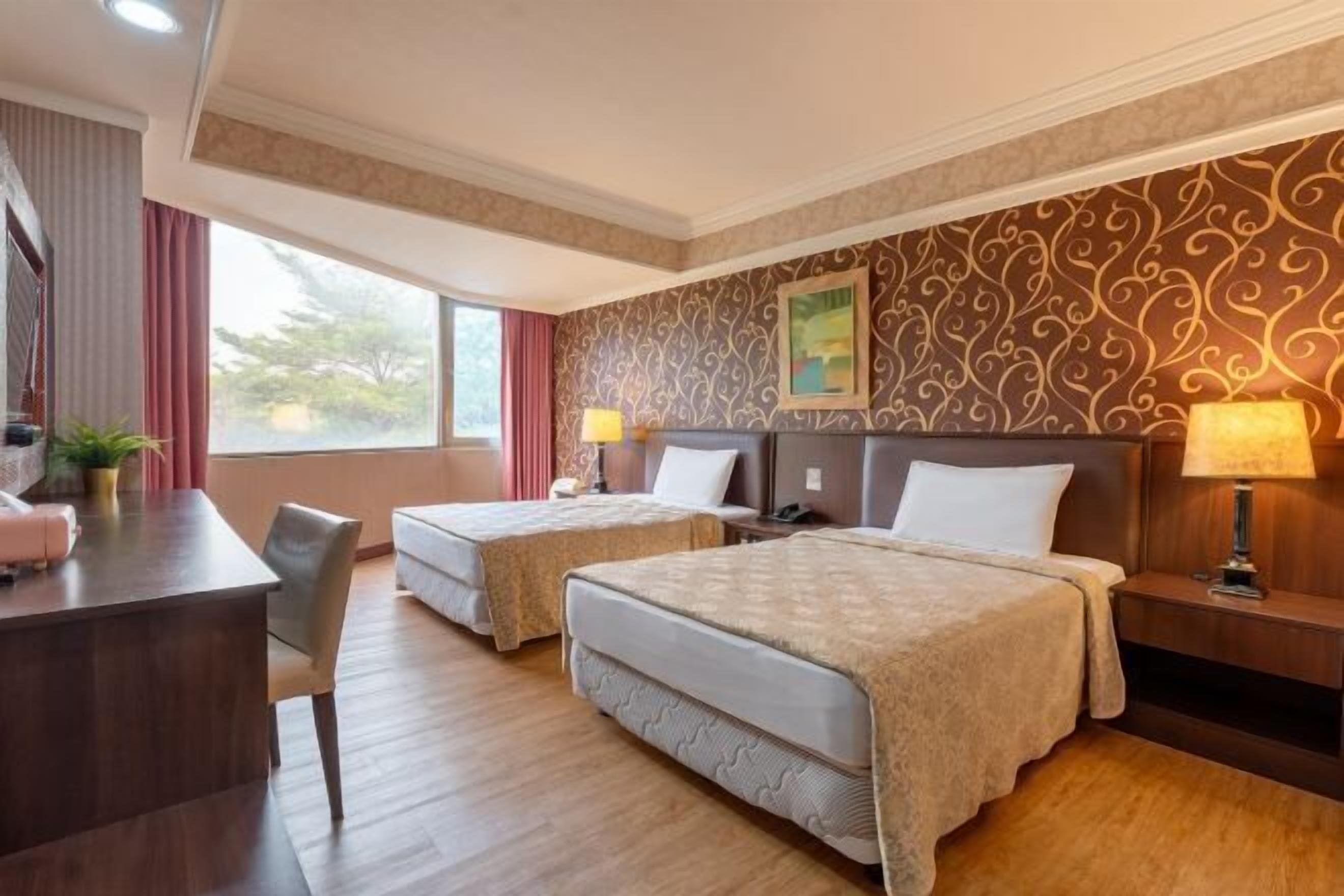 办公桌、笔记本电脑工作区、隔音、免费 WiFi