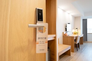 Habitación doble Deluxe | Escritorio, espacio para trabajar con laptop y insonorización