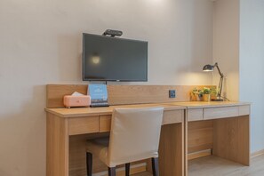 Deluxe tweepersoonskamer | Een bureau, een laptopwerkplek, geluiddichte muren, gratis wifi