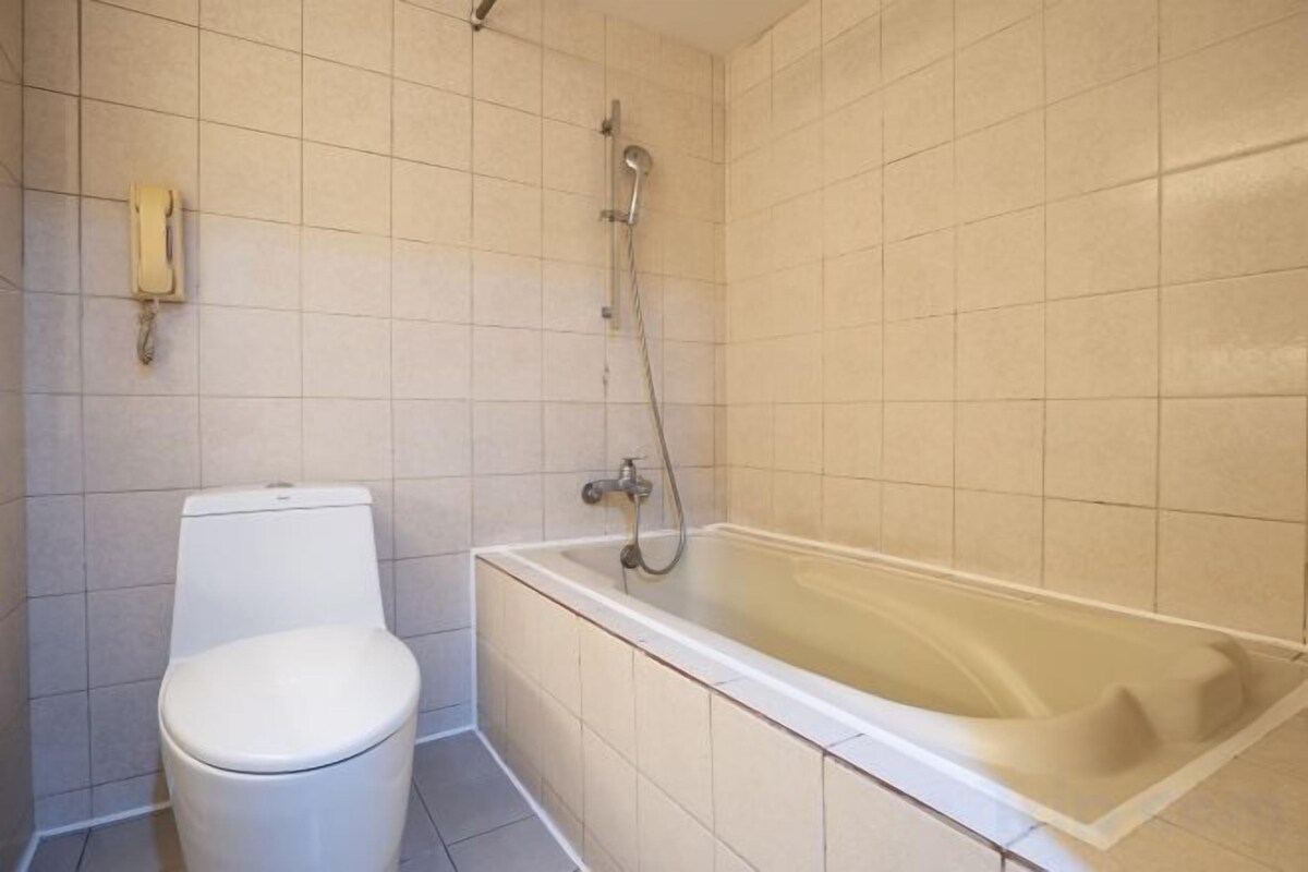 Een regendouche, een haardroger, handdoeken, shampoo