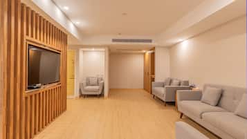 Deluxe Suite | 1 bedroom, desk, laptop workspace, soundproofing
