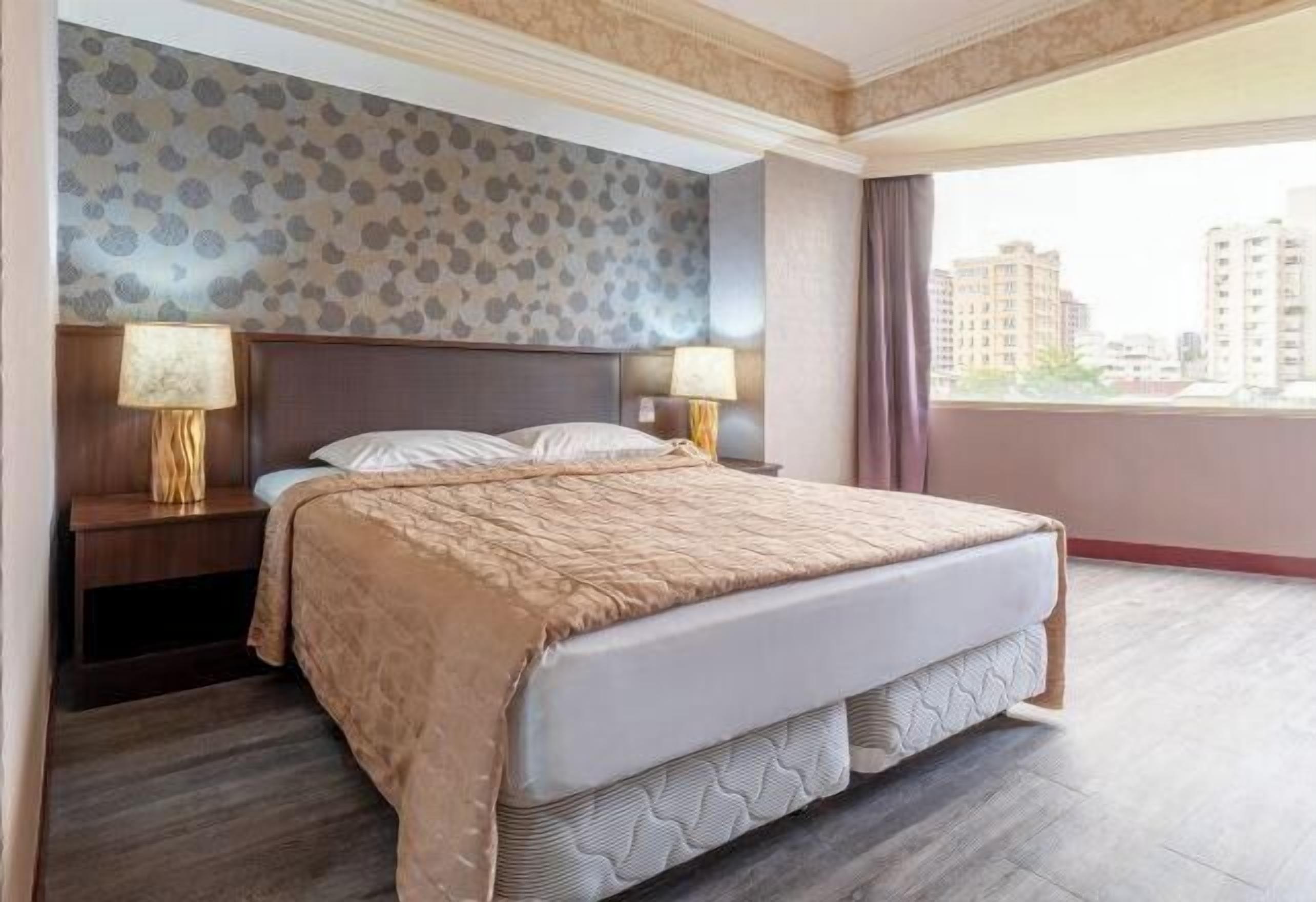 办公桌、笔记本电脑工作区、隔音、免费 WiFi