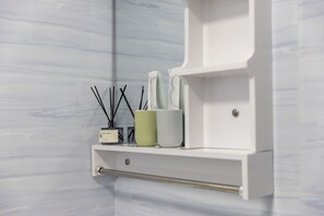 Comfort-Apartment | Badezimmerausstattung | Dusche, kostenlose Toilettenartikel, Haartrockner, Hausschuhe