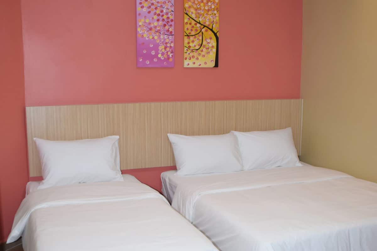 Une chambre d’hôtel avec deux lits, une tête de lit en bois et deux œuvres d’art murales.