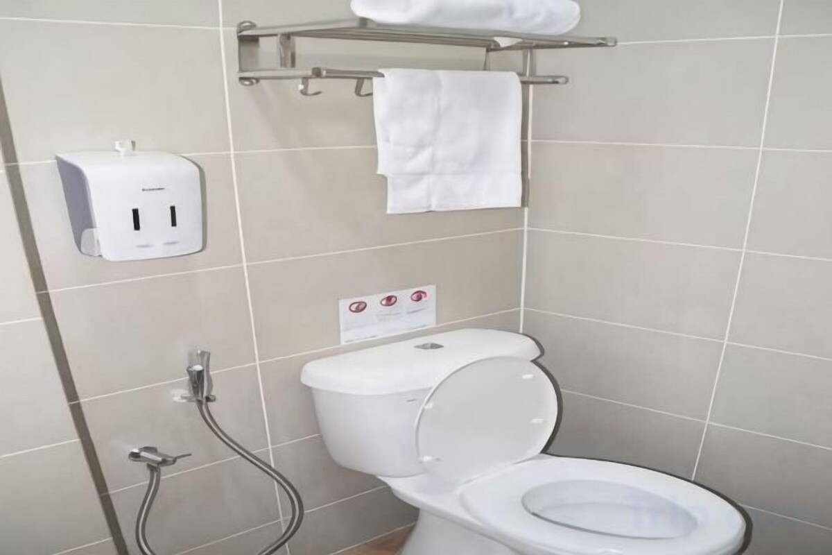 Shower, free toiletries, hair dryer, bidet