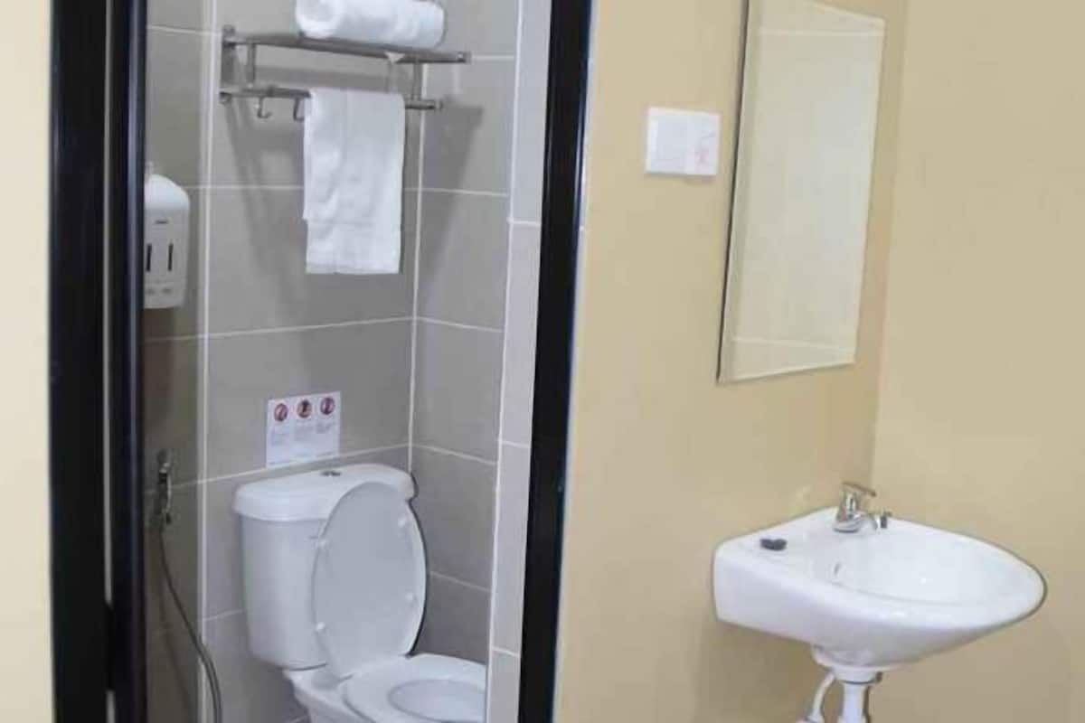 Bathroom | Shower, free toiletries, hair dryer, bidet
