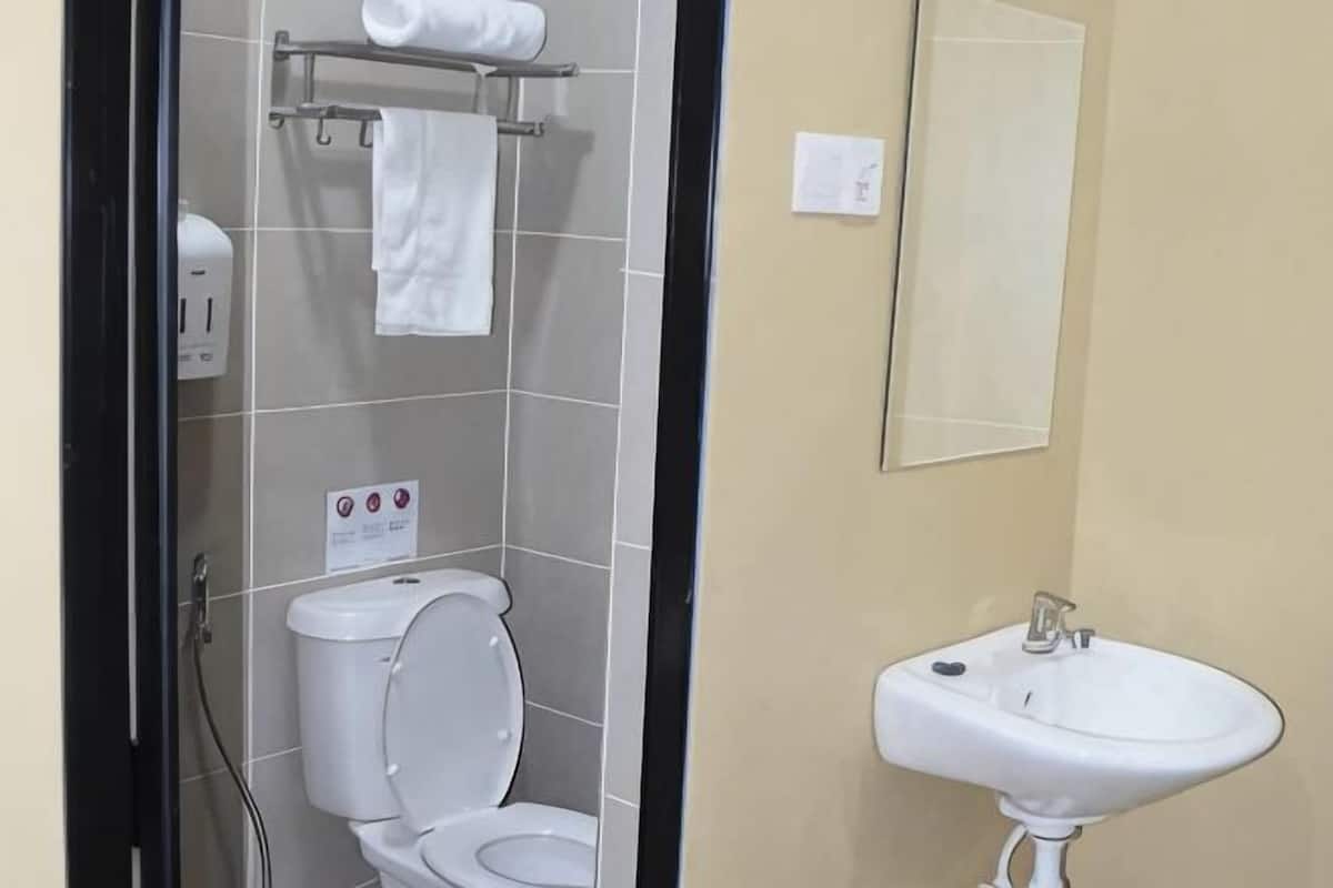 Douche, articles de toilette gratuits, sèche-cheveux, bidet