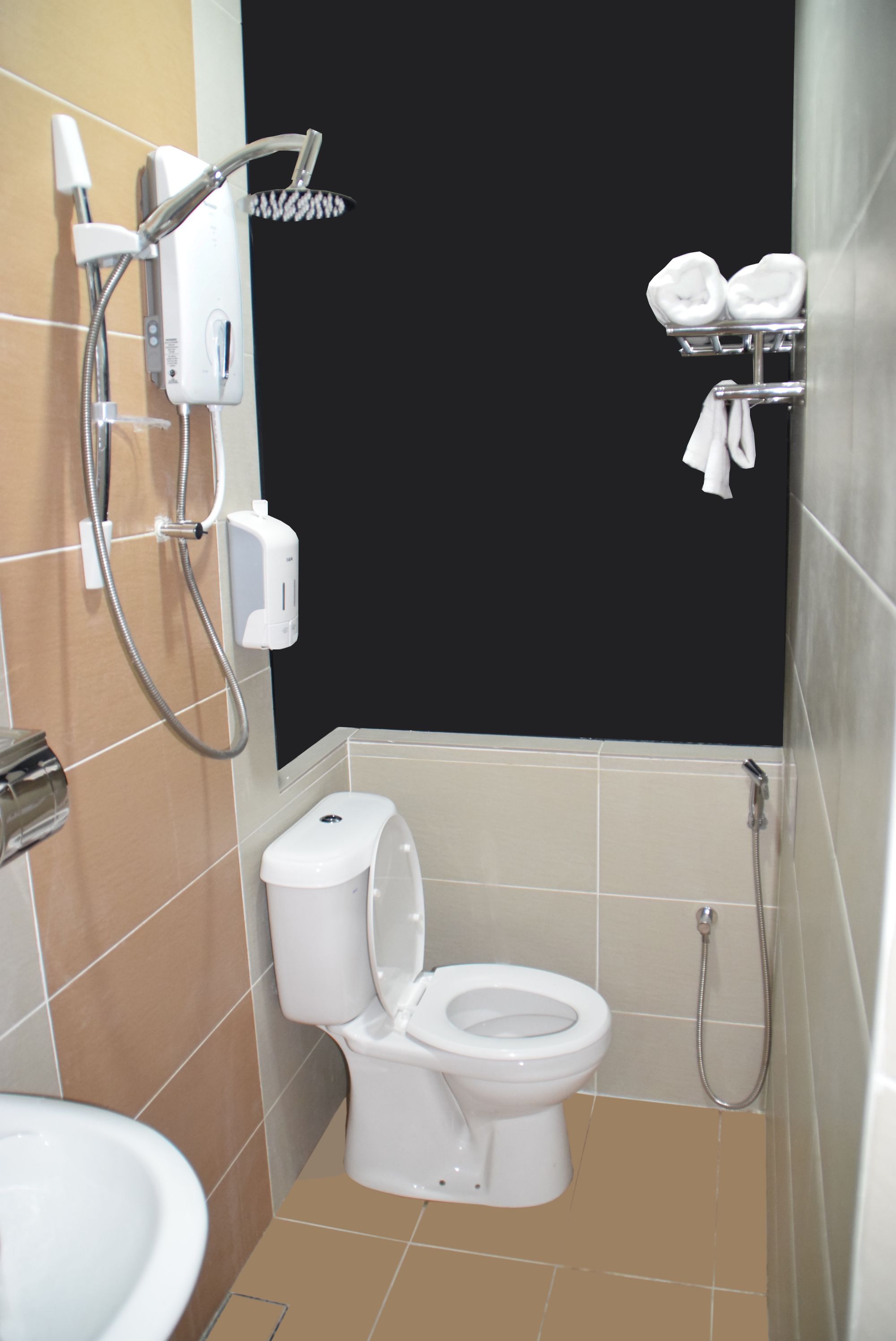 superior room (city view) | bathroom | shower, free toiletries, hair dryer, bidet