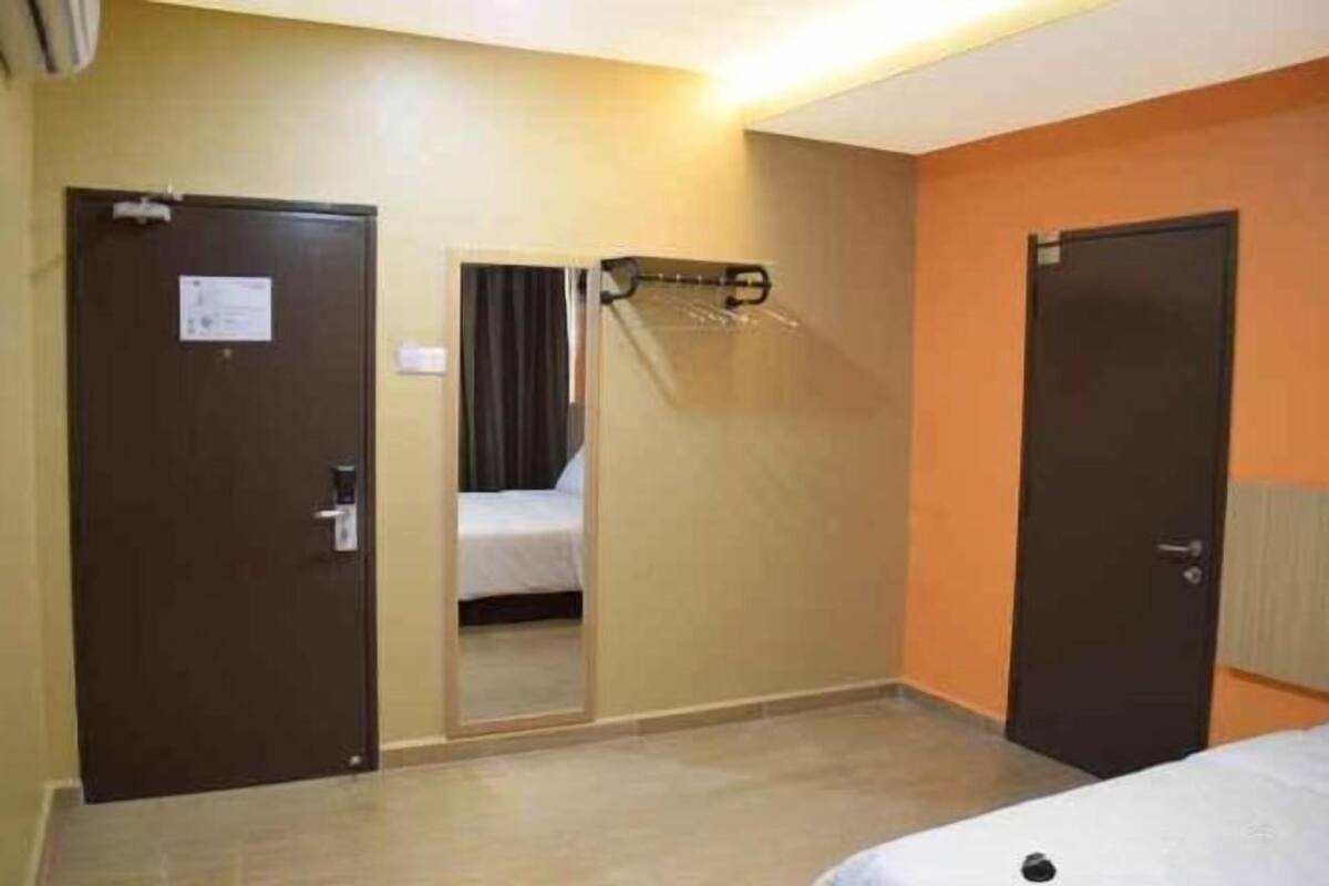 Bàn, màn/rèm cản sáng, bàn ủi/dụng cụ ủi quần áo