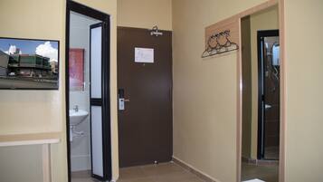 Ein Hotelzimmer mit Bett, Bad mit Waschbecken und Dusche.