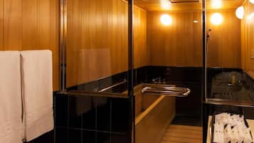 Badewanne und Dusche (separat), kostenlose Toilettenartikel