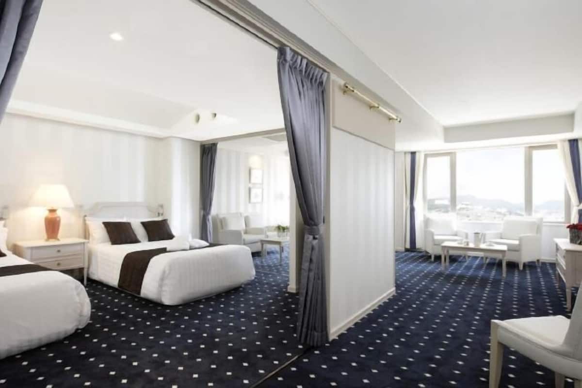 Desk, blackout drapes, free WiFi, bed sheets