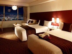 Premium Twin Room, Harbour View | Desk, blackout curtains, free WiFi, bed sheets - Luke Plaza Hotel (Nagasaki)