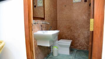Une petite salle de bain avec un lavabo, des toilettes et un miroir.