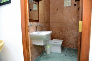 Deluxe Double Room | Bathroom