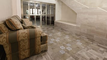 Coin salon dans le hall