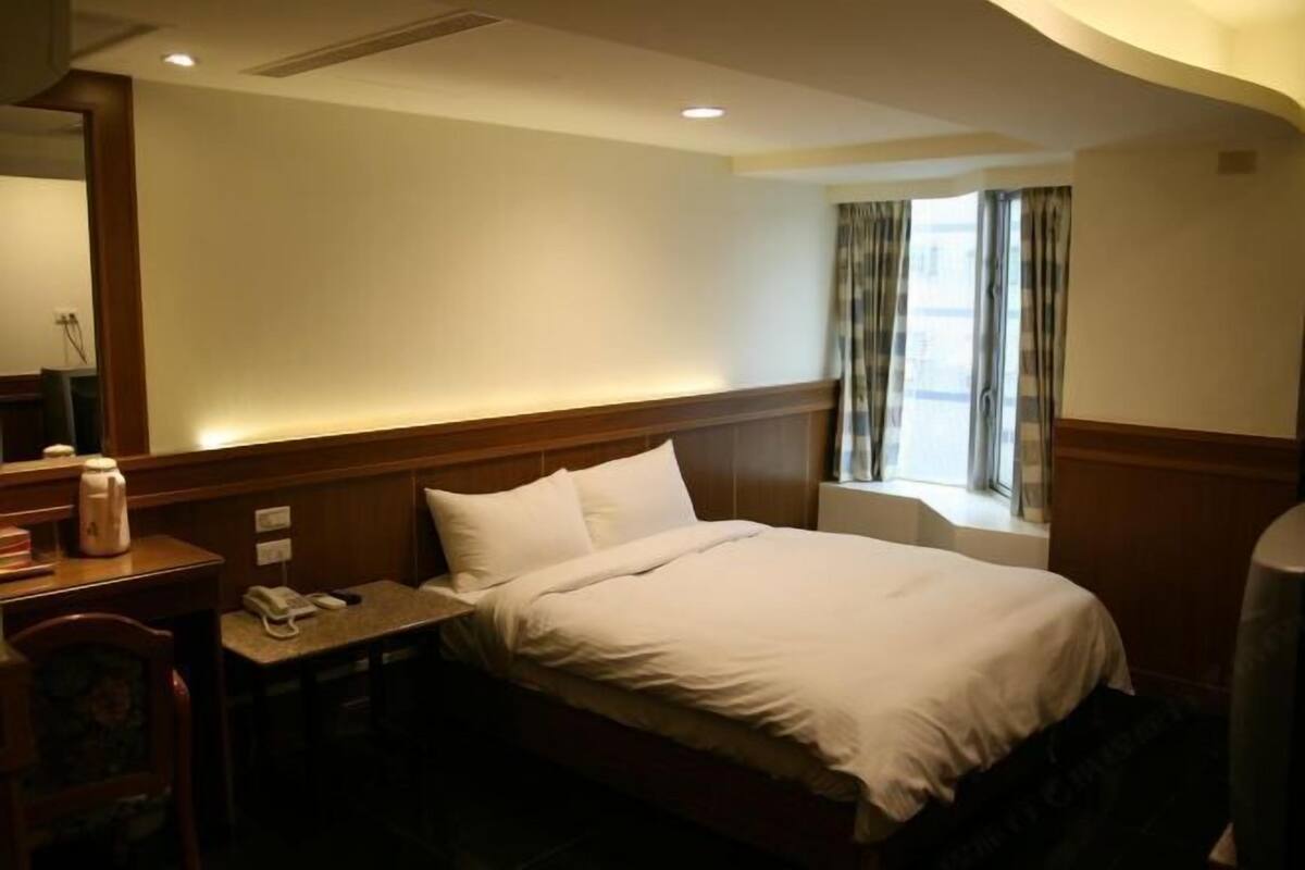 Desk, blackout drapes, free WiFi, bed sheets