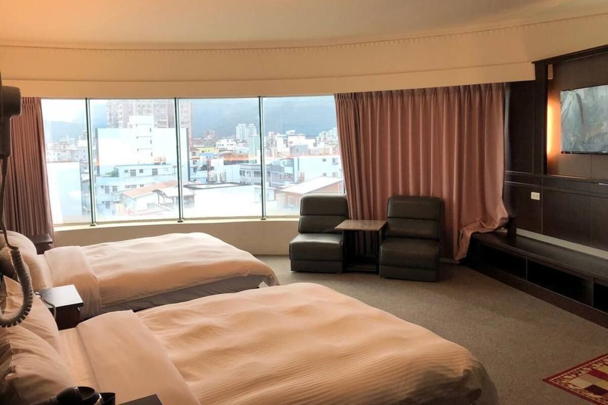 Habitación cuádruple básica, 2 camas dobles | Escritorio, cortinas opacas, wifi gratis y ropa de cama