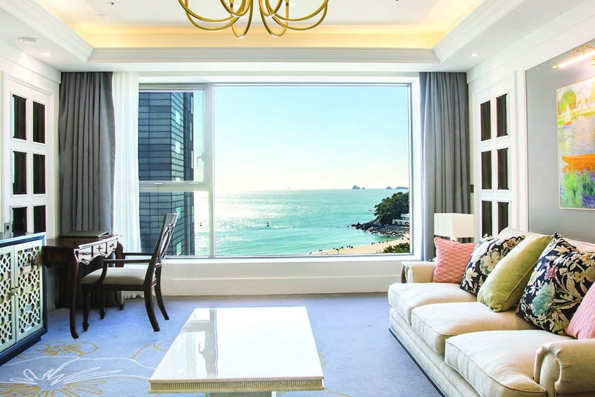 6.suite | premium bedding, in-room safe, blackout curtains, soundproofing