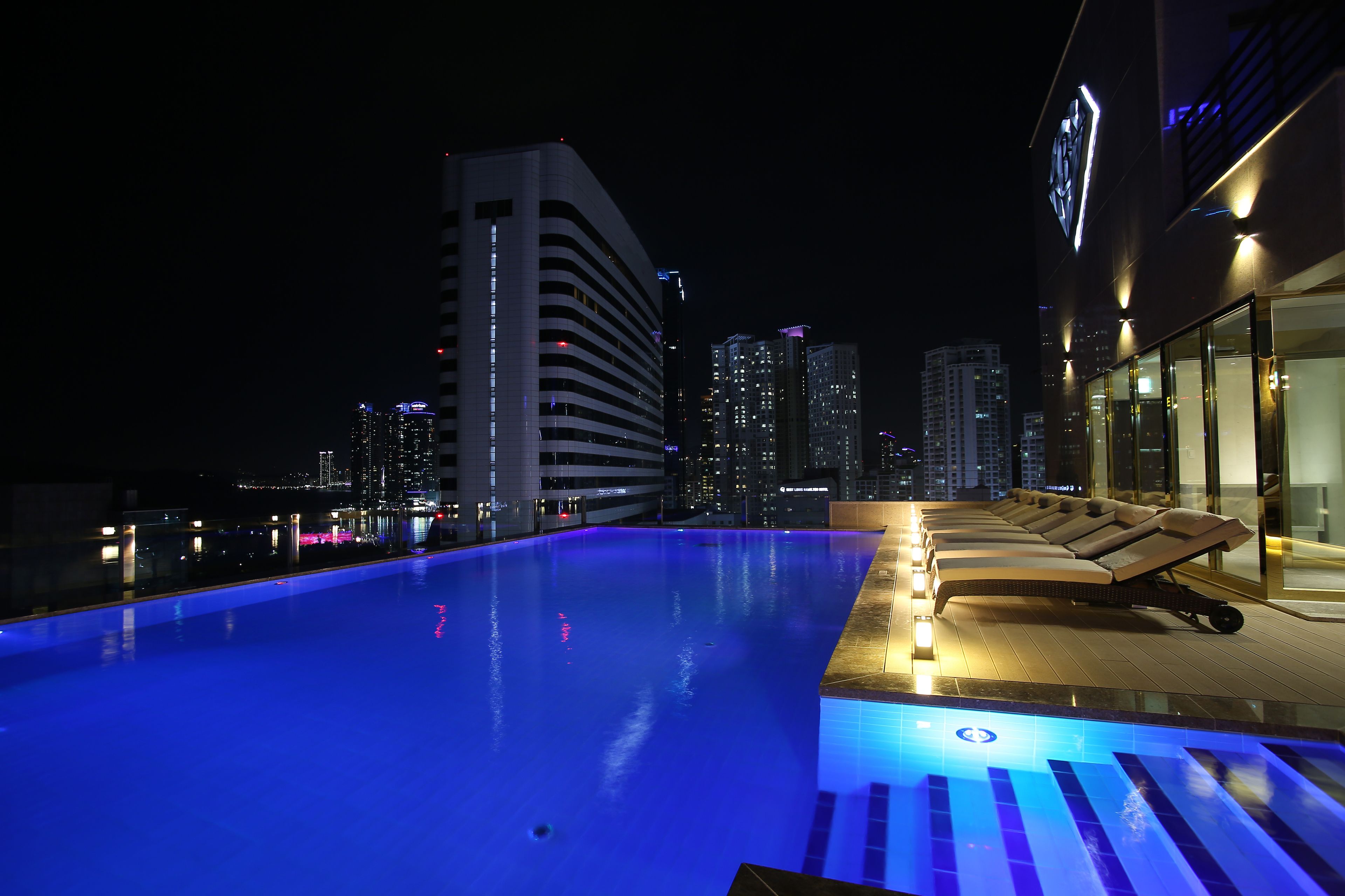 outdoor pool, open 8:00 am to 10:00 pm, pool cabanas (surcharge)